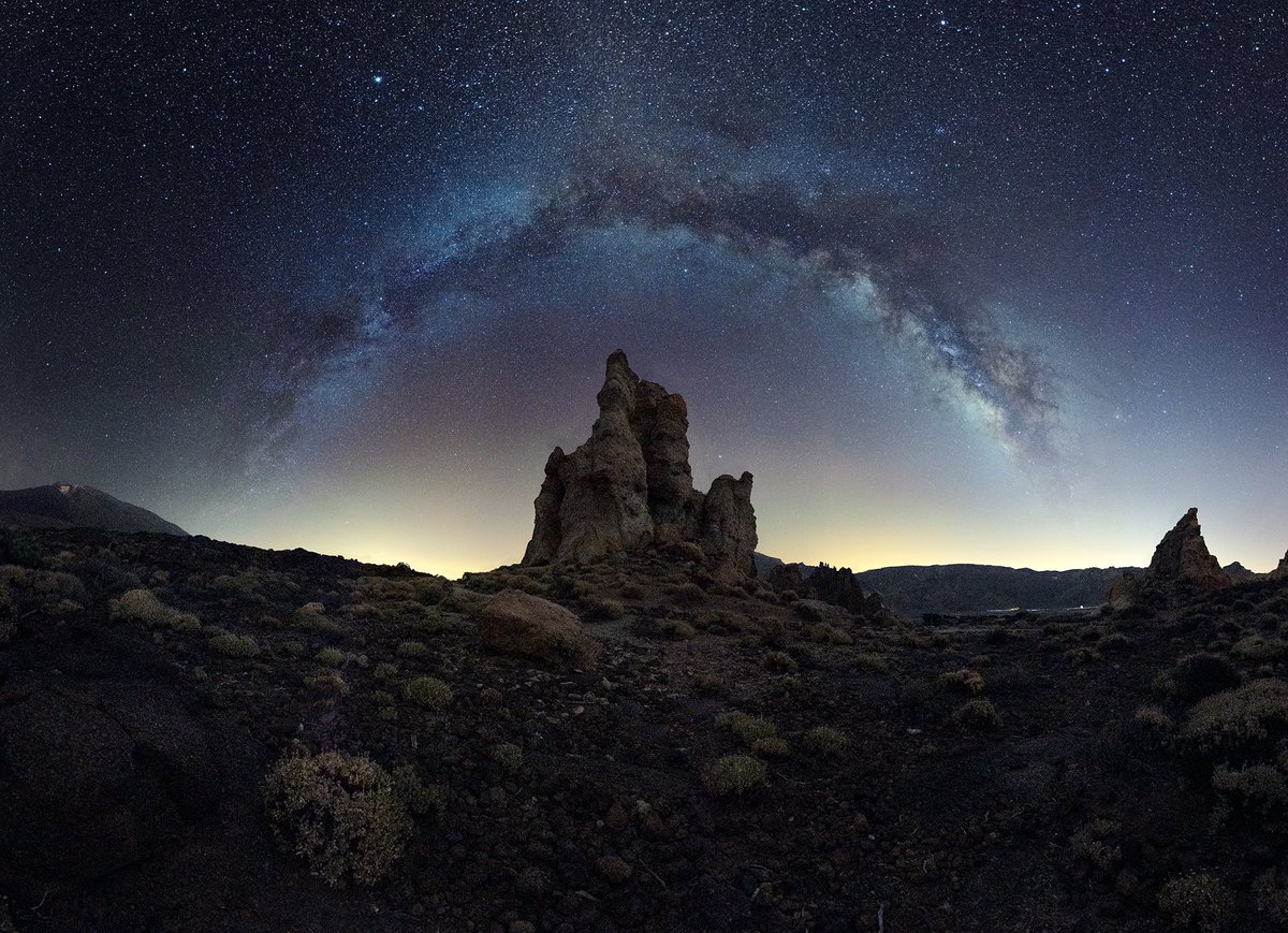 shotbynau's tweet photo. El arco de la vía láctea junto a una de las tantas formaciones rocosas del parque nacional del Teide. https://t.co/BosBd89clK