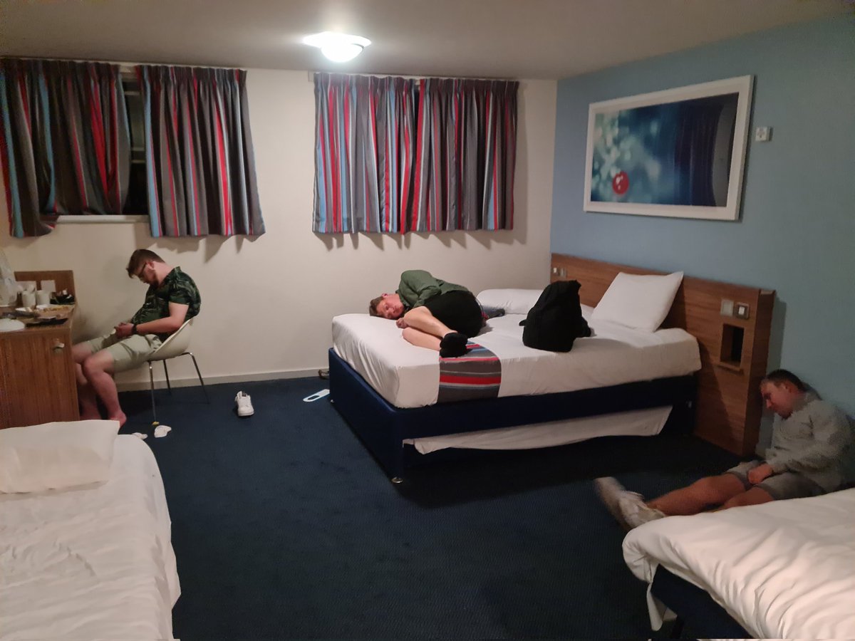 FJPalmer121's tweet photo. Glad I paid for the extra beds
 #JakeSully https://t.co/4lnKmJyQIT