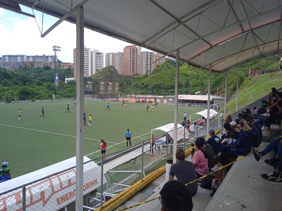 Yovavasquez96's tweet photo. Presentes en este PARTIDAZO de los 4tos de final de la @LigaFUTVEFem, partido de ida:

@adiffem 🆚 @clubmadeirafem ⚽🇻🇪🔥

#EsMomentoDeEllas https://t.co/Im8wsstVId
