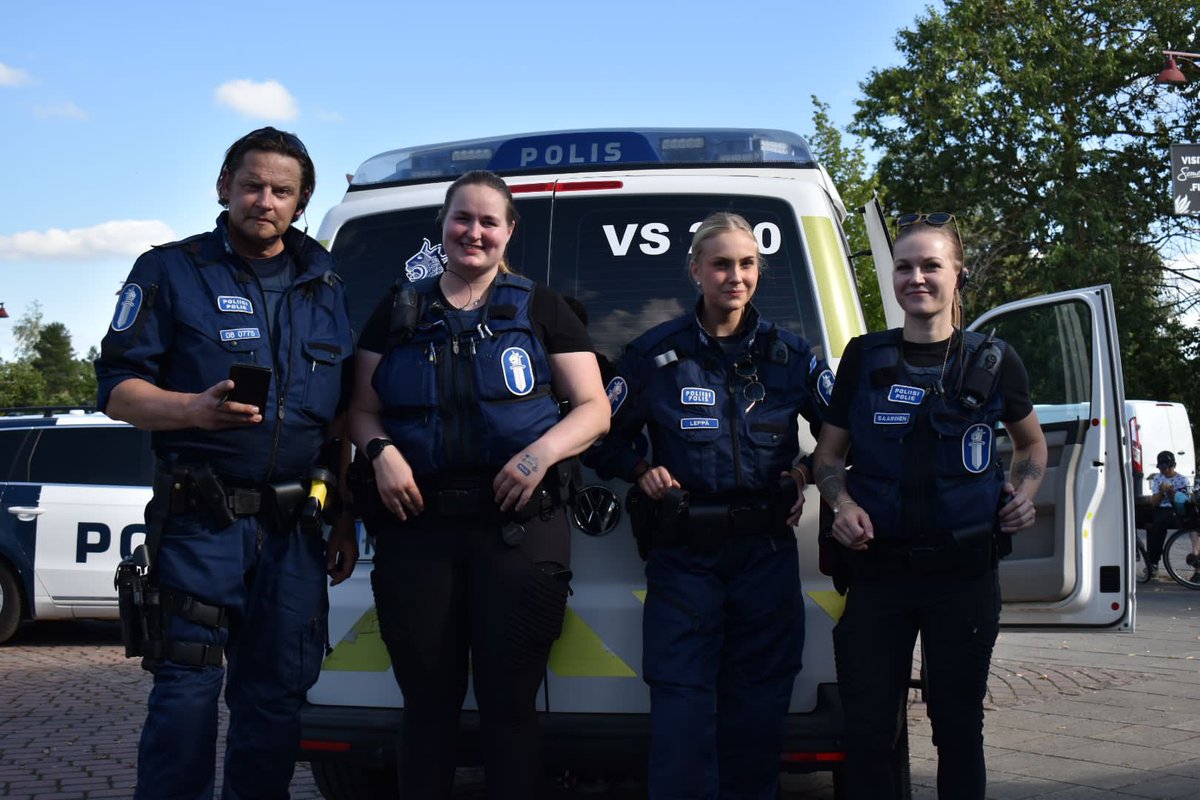 L_S_poliisi's tweet photo. Salon poliisiasemalta jalkauduttiin tänään Somerolle. Niin Somerolla kuin monella muullakin #lspoliisi’n paikkakunnalla erityisesti mopoilu on herättänyt runsaasti keskustelua Poliisin päivän kohtaamisissa. #poliisi #liikenne #mopot #PoliisinPäivä https://t.co/pBbrNPUR4D