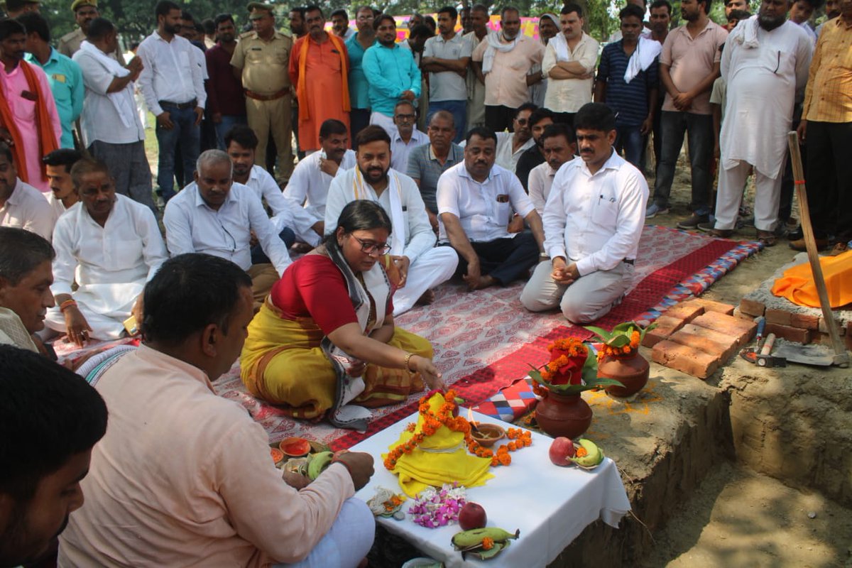 rekhavermabjp's tweet photo. संसदीय क्षेत्र धौरहरा की विधानसभा धौरहरा के विकासखण्ड ईसानगर में ग्रामीण खेल मैदान का भूमि पूजन किया गया। ये खेल मैदान विद्यार्थियों के लिए समर्पित रहेगा और जो छात्र-छात्रा स्पोर्ट्स के क्षेत्र में जाना चाहते हैं उनको यहां पर खेलने की सुविधाएं मुहैया कराई जाएंगी। #RekhaArunVerma https://t.co/Z6MxWKuLpc