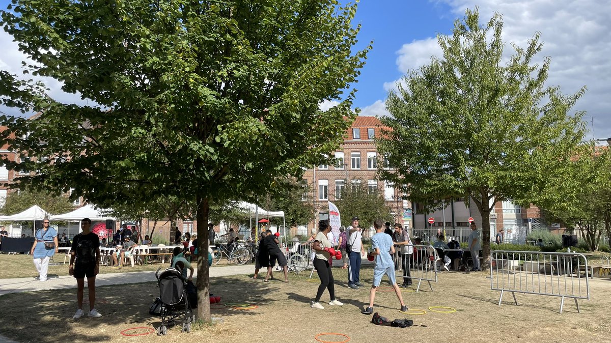 mpbresson's tweet photo. 🌳☀️ L’été à #Lille : belle journée ensoleillée pour la Block Party de #Moulins 
✅ initiation sportive : tennis, tennis de table, basket, boxe, escrime, vélo…
✅ loisirs créatifs 
✅ musique, danse, DJ… 

#cultureaLille 
#FLowLille
#lillevillesportive 
#terredejeux 
#JO2024 https://t.co/Gf5ihNaWR4
