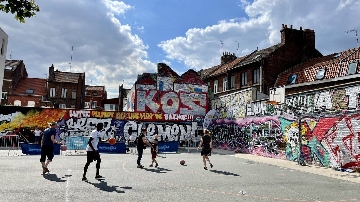 mpbresson's tweet photo. 🌳☀️ L’été à #Lille : belle journée ensoleillée pour la Block Party de #Moulins 
✅ initiation sportive : tennis, tennis de table, basket, boxe, escrime, vélo…
✅ loisirs créatifs 
✅ musique, danse, DJ… 

#cultureaLille 
#FLowLille
#lillevillesportive 
#terredejeux 
#JO2024 https://t.co/Gf5ihNaWR4