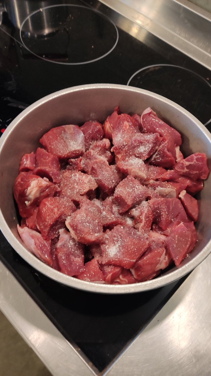 vientonortesa's tweet photo. Ya estoy presumiendo el tremendo estofadón de carne y verdura q arranque a hacer.
#MilDis https://t.co/fzZuwWSKHf