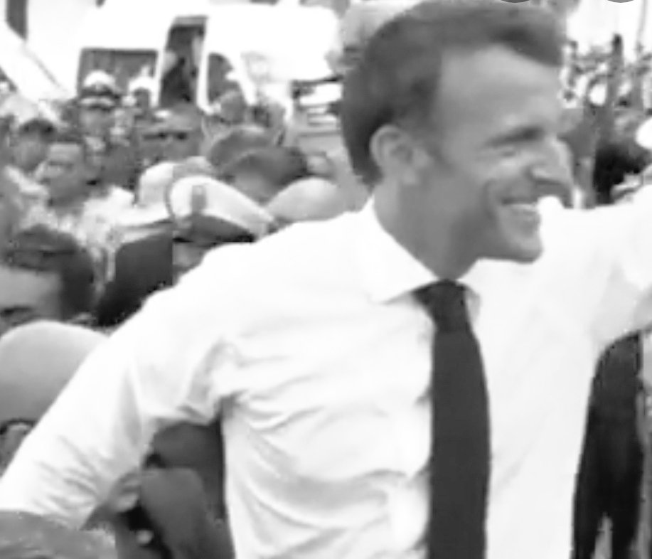 Emmanuel #Macron se fait huer à #Oran, contraint d'écourter sa visite. À travers lui la France se fait injurier et lui, il sourit, il sourit lamentablement... mais quelle honte, quelle honte pour nous, quelle honte pour la Nation ... #Algerie