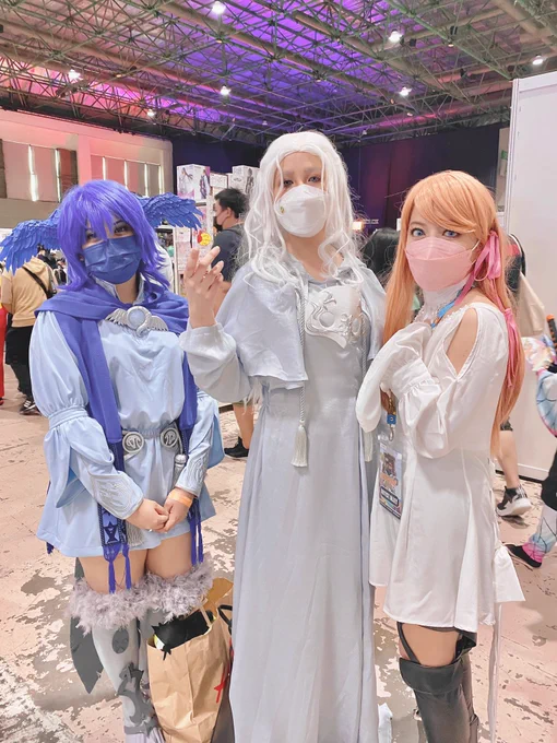 I will probably delete this later but these two  ff cosplayers were so cool, the kermet and kermie dolls are the best  