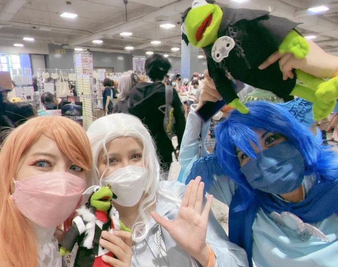 I will probably delete this later but these two  ff cosplayers were so cool, the kermet and kermie dolls are the best  
