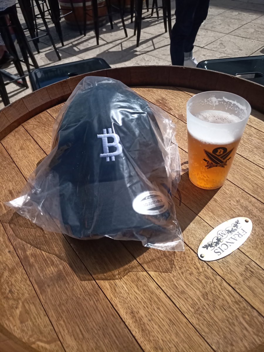 DocMarmott's tweet photo. Pour ceux qui n'ont pas pu venir à @SurfinBitcoin ça vous dit un petit souvenir ? 

Il vous suffit de follow @bitstack 
Like ❤️ + RT 🔄 ce tweet et l'un d'entre vous aura la casquette (la bière faut pas rêver 😋) https://t.co/veyaB38FI8