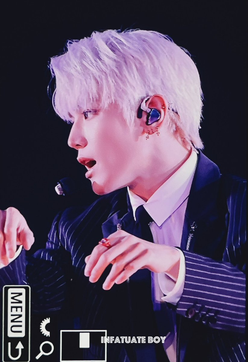 TyonggTyonggg's tweet photo. Taeyong got new helix piercing??? Looks like it but not sure tho… https://t.co/fBFDJlkE1D