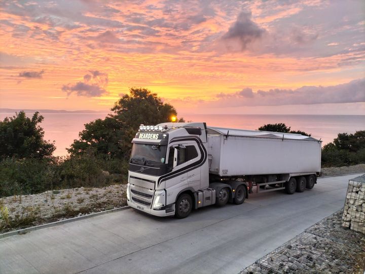 BulkandTipper's tweet photo. A gorgeous morning sky! A tasty looking @VolvoTrucksUK too! Photo by @DeardensHaulage for #CaptureoftheQuarter. https://t.co/bs8NOBHpvM