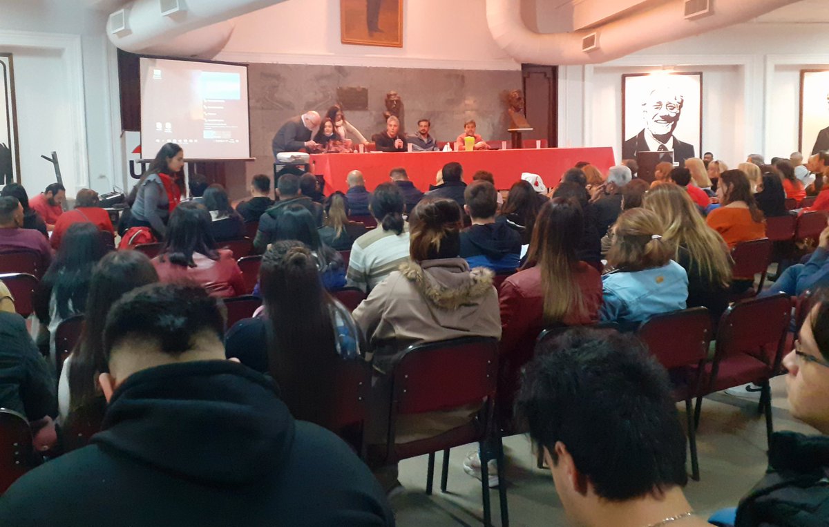 Comenzamos el Encuentro de Movilidad Urbana y Educación  con el Macario Carrizo colmado de militantes y dirigentes de la capital. Escuchamos a Cesar Ferreyra quien analiza la realidad del sistema de transporte público en Córdoba.