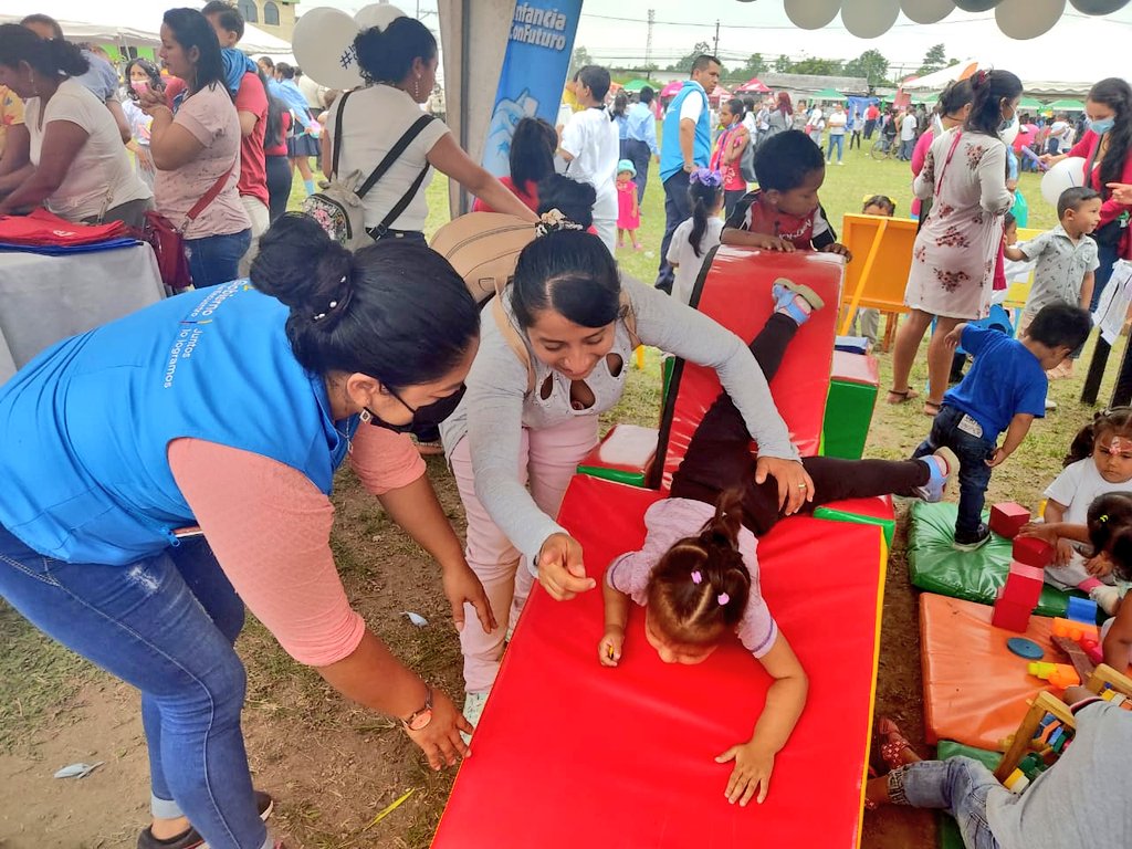 lenincedeno77's tweet photo. #StoDomingo l El MIES estuvo presente en la feria Infancia con Futuro que se desarrolló en el cantón La Concordia, la que contó con un buen  número  de  asistentes que conocieron nuestros servicios de Desarrollo Infantil a través de un punto de atención móvil. 🖍️🧩🎨😃 https://t.co/yZM6R4Bvfh
