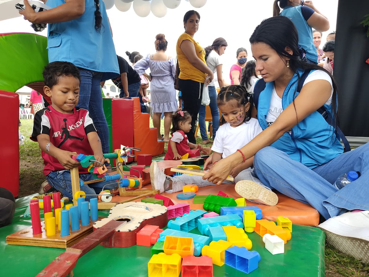 lenincedeno77's tweet photo. #StoDomingo l El MIES estuvo presente en la feria Infancia con Futuro que se desarrolló en el cantón La Concordia, la que contó con un buen  número  de  asistentes que conocieron nuestros servicios de Desarrollo Infantil a través de un punto de atención móvil. 🖍️🧩🎨😃 https://t.co/yZM6R4Bvfh