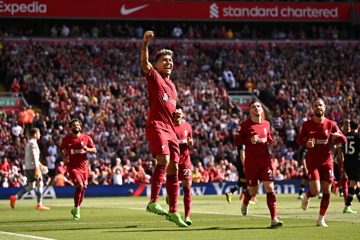 OfficialFPL's tweet photo. To the 397 managers who Triple Captained Roberto Firmino...

We salute you 👏

#FPL #LIVBOU https://t.co/De5tLdHjIs