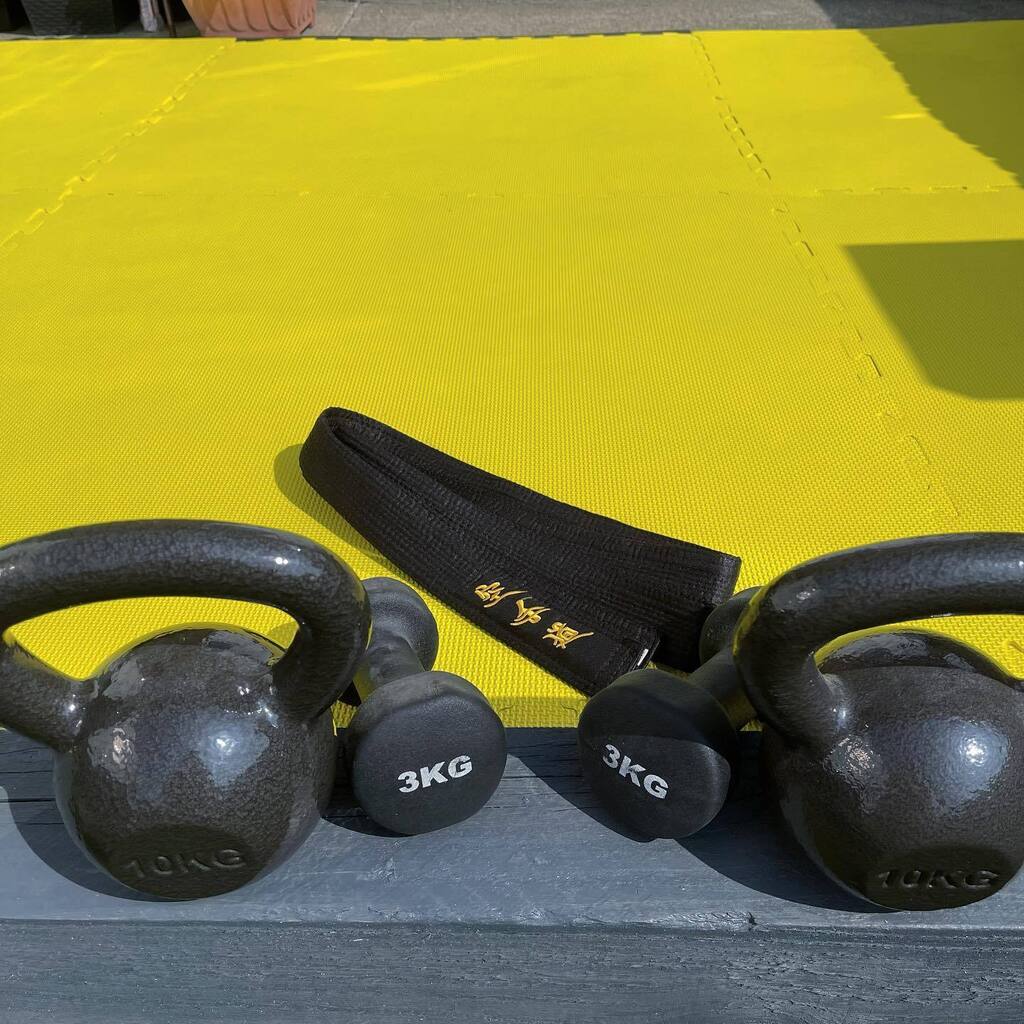 dave_dnd_'s tweet photo. It’s a backyard dojo kinda afternoon 😁🥋

#karate #training #shotokan #karateka https://t.co/IkScvlRXui https://t.co/THjWdcTSYR