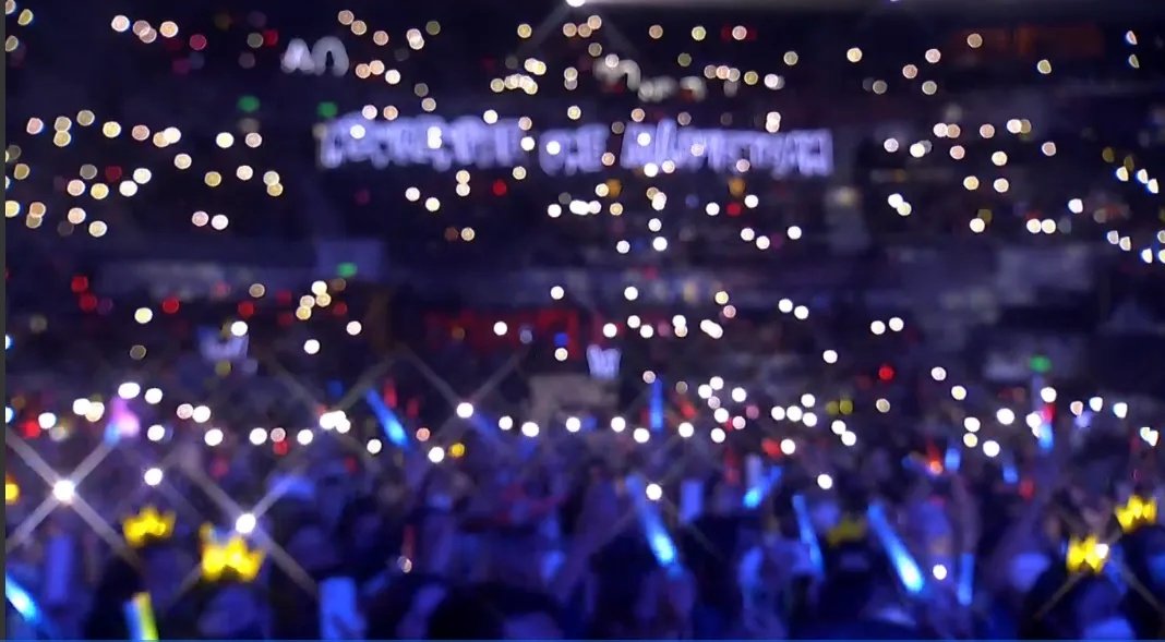 bubllllllllyyyy's tweet photo. Yung moment na nagbukas ng flashlight ang bubblies at kumanta ng Bubbly ang DB ako pinakanaluha! Nag flashback lahat ng pinagdaanan natin simula sa simula!! Huhuhu grabe! YAKAP BUBBLIES!!🥺❤️🖤

#HIHAllAccessConcert 
#DonBelle 
#DONBELLEmpire 
@donnypangilinan | @bellemariano02 https://t.co/TzzlYiPRku