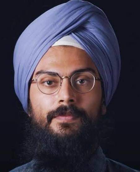Amandeepanands's tweet photo. ਕਾਸ਼ ਅੰਗਦ ਸਿੰਘ ਵੀ ਮੁਸਲਮਾਨ ਹੁੰਦਾ..!

ਅੰਗਦ ਸਿੰਘ ਪੱਤਰਕਾਰ ਹੈ , ਬਹੁਤ ਚੰਗੀ ਪੱਤਰਕਾਰੀ ਕਰਦਾ ਹੈ । ਐਨੀ ਚੰਗੀ ਪੱਤਰਕਾਰੀ ਕਰਦਾ ਹੈ ਕਿ ਜਦੋਂ ਉਸ ਨੇ ਦਲਿਤਾਂ ‘ਤੇ ਡਾਕੂਮੈਂਟਰੀ ਬਣਾਉਣ ਵਾਸਤੇ ਭਾਰਤ ਸਰਕਾਰ ਤੋਂ ਵੀਜਾ ਮੰਗਿਆ ਤਾਂ ਉਸ ਨੂੰ ਮਨ੍ਹਾ ਕਰ ਦਿੱਤਾ ਗਿਆ । ਜਦੋਂ ਉਹ ਪੱਕੇ ਵੀਜੇ ‘ਤੇ ਭਾਰਤ ਆਪਣੇ ਪਰ��ਵਾਰ ਨੂੰ ਮਿਲਣ ਪਹੁੰਚਿਆ ਤਾਂ https://t.co/FGxK3JiqTe