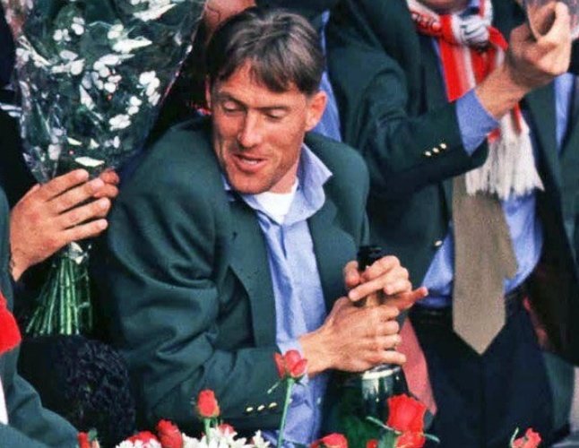 Plakplaat63's tweet photo. Vanavond zwaaien we @jenstoornstra uit, de laatste spelers die zolang en belangrijk waren voor onze club de laatste 25 jaar zijn; #PatrickPaauwe ,#RuudHeus, #EddeGoey , #RegiBlinker das best een bijzonder rijtje.
Club van 300+
#Feyenoord https://t.co/zoFS6Ir8lq