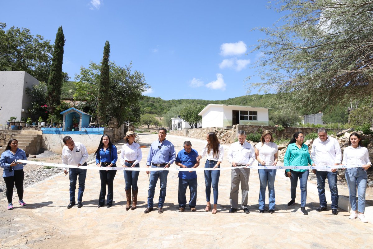fgcabezadevaca's tweet photo. Durante la  gira de trabajo del viernes en la región centro, inauguramos la pavimentación de calles en #SanNicolás, dando cumplimiento a un rezago de muchos años en materia de atención a vialidades. 

Agradezco a sus familias el recibimiento.

¡Qué tengan un excelente sábado! https://t.co/X0mwdHtDnP