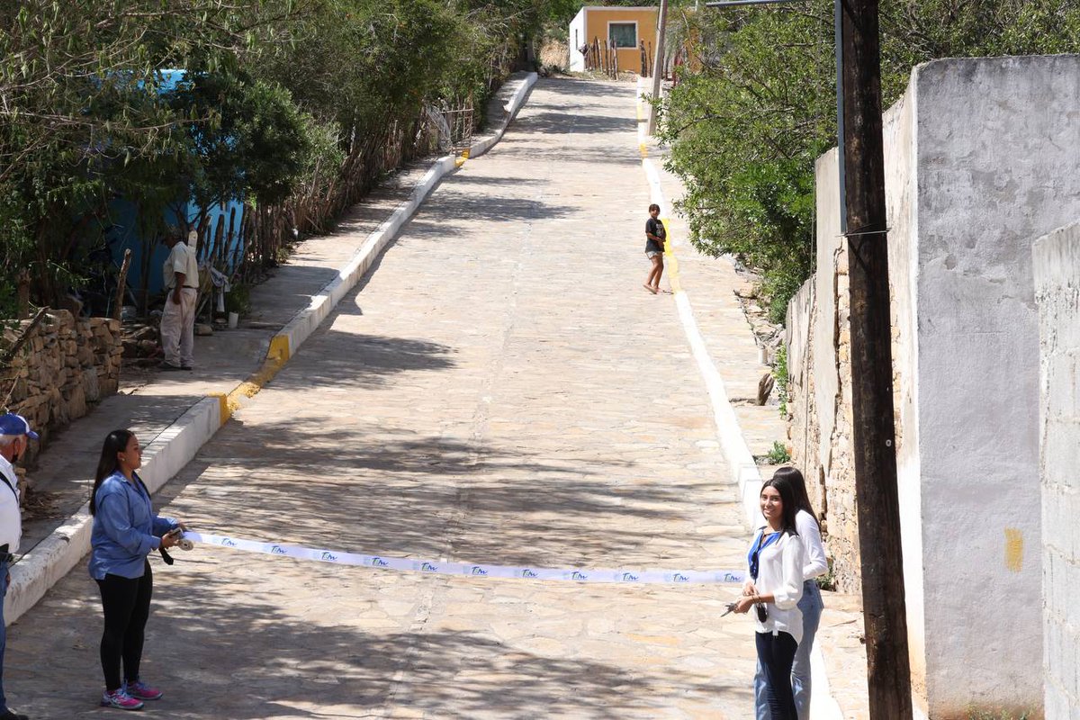 Durante la  gira de trabajo del viernes en la región centro, inauguramos la pavimentación de calles en #SanNicolás, dando cumplimiento a un rezago de muchos años en materia de atención a vialidades. 

Agradezco a sus familias el recibimiento.

¡Qué tengan un excelente sábado!