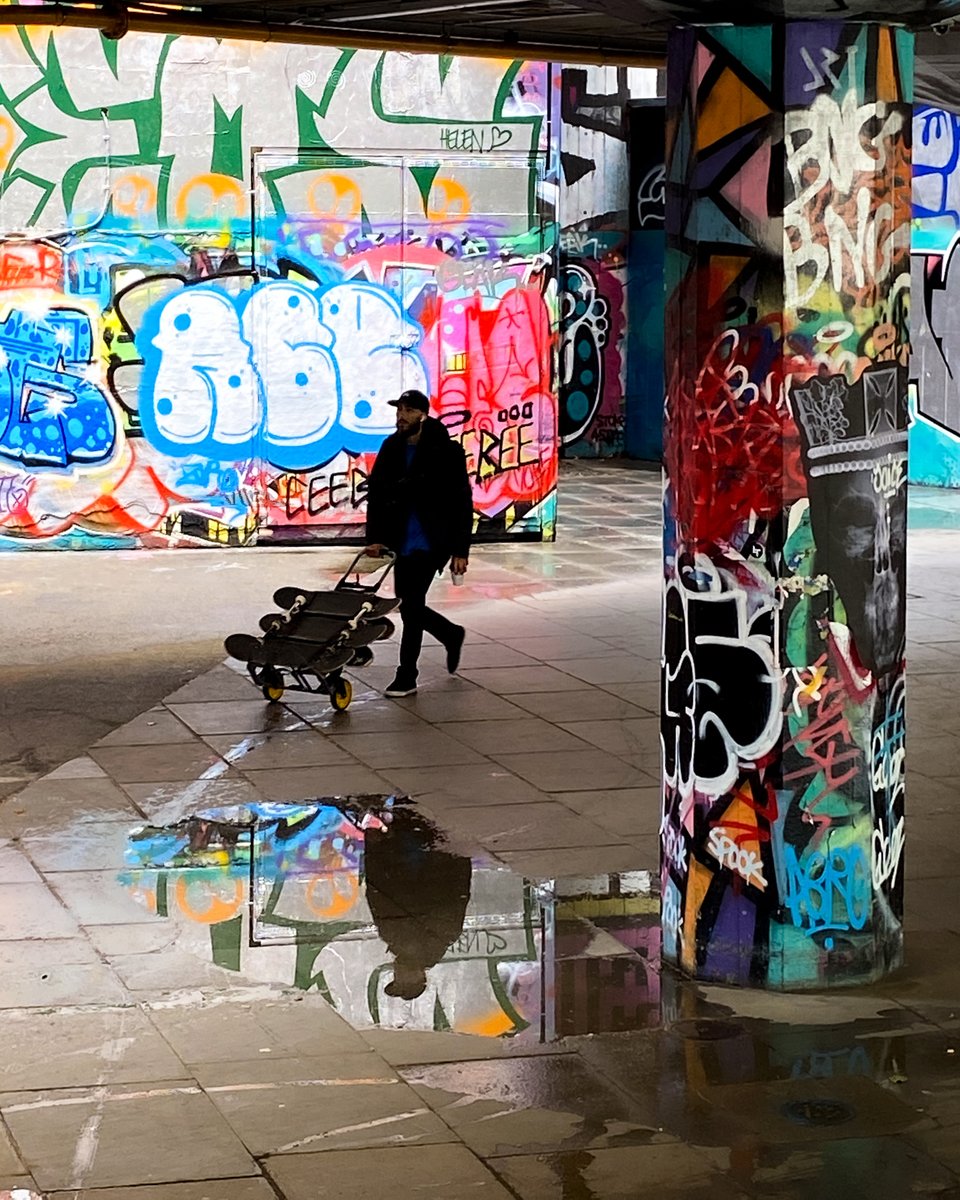 JFDC4's tweet photo. Sunny and rainy, all at the same time in the same place, that's London's weather my dear ツ .
A few mobile photo instants across different neighbourhoods.

#Southbank #Skatepark #shapeconcept #streetlife #streetphotography #urbanphotography #ligthsandshadows #longshadows https://t.co/ACv6hNSCbT