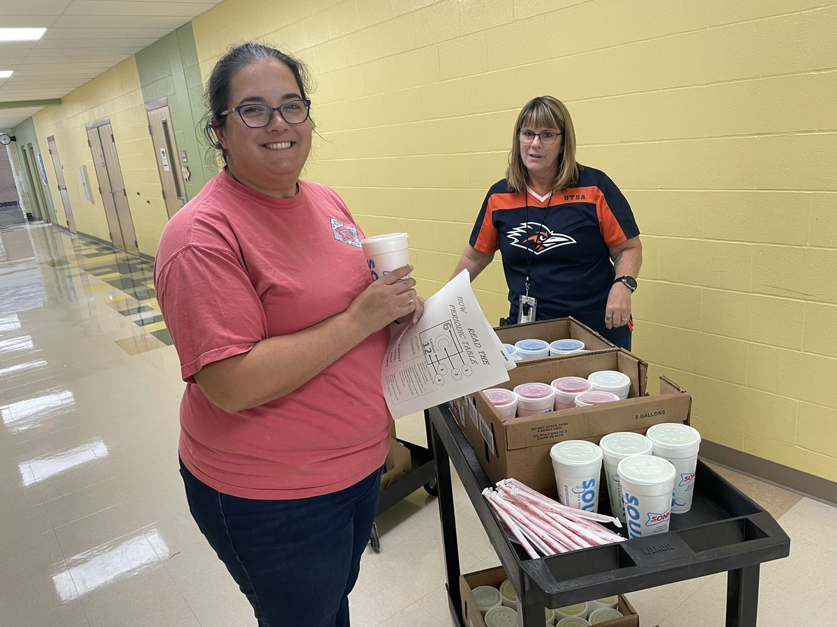 BrandyBergero20's tweet photo. We love celebrating our Staff 💙 Thank you for a fantastic first week MAVS!! @NISDStraus #TheStrausWay #TeamStraus https://t.co/16cVu0yBaK