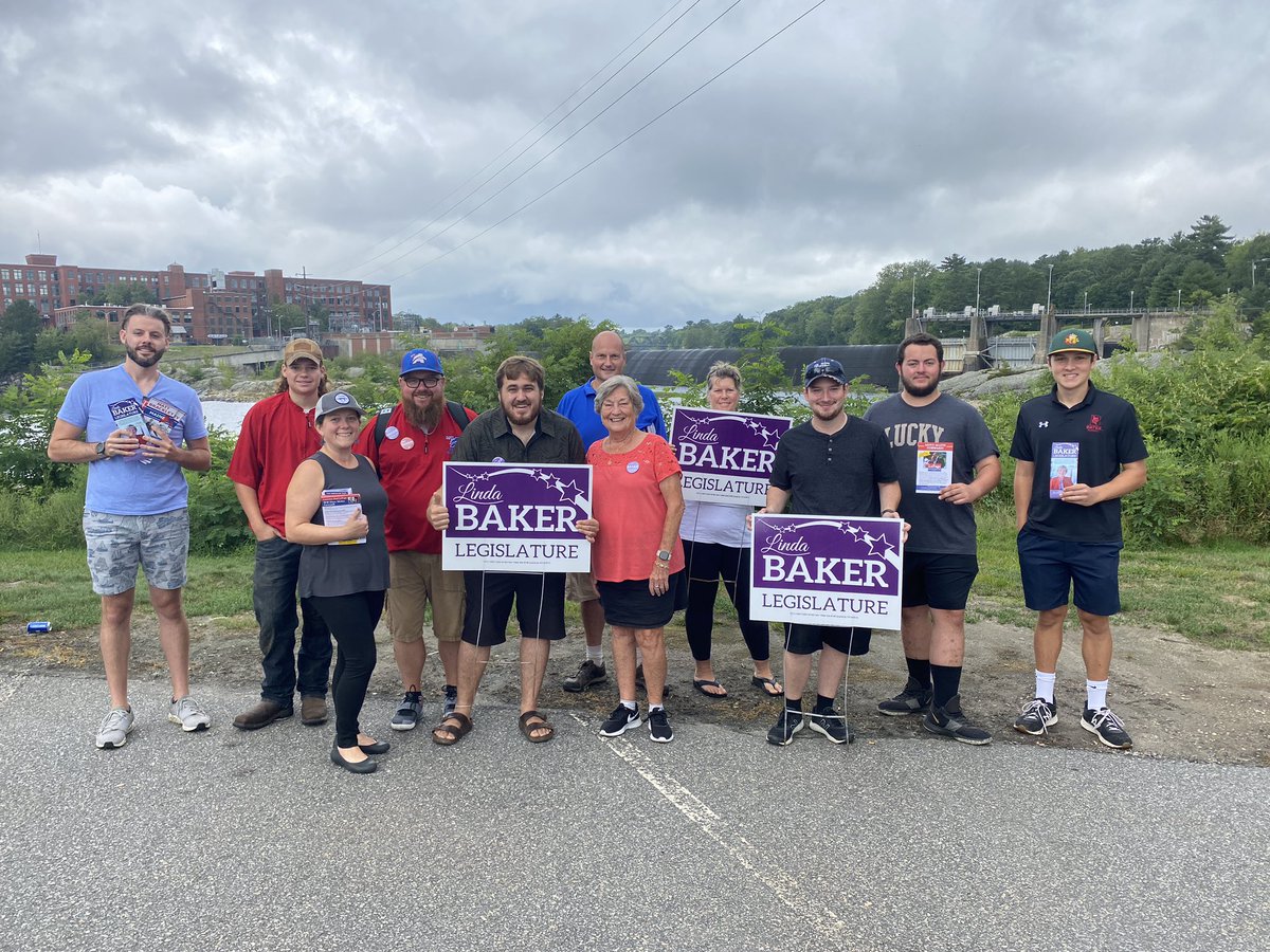 AKregenow's tweet photo. Good crew out ready to #RockTheKnock with Linda Baker and Matt Brackley! Taking advantage of this #OperationRed. #LeadRight https://t.co/XxTbb9NJ3a