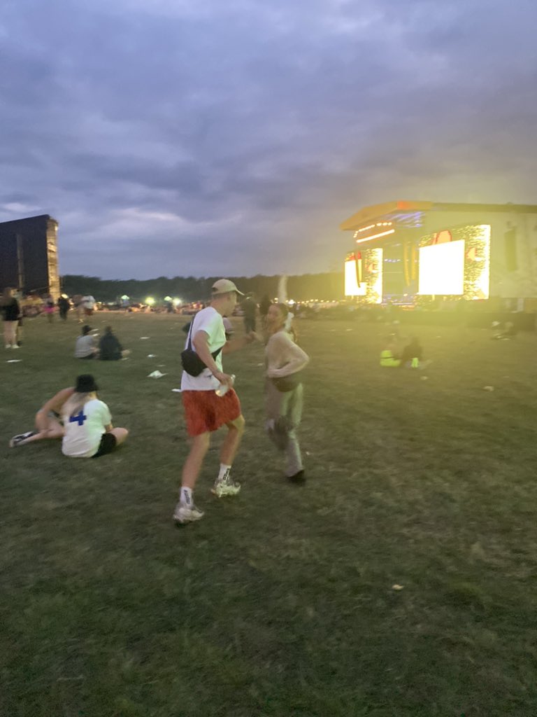 toddhazeldine's tweet photo. #nomusiconadeadplanet #leedsfestival 
Running up that hill 🏃💨
#1975 https://t.co/LUEVp3BWpL