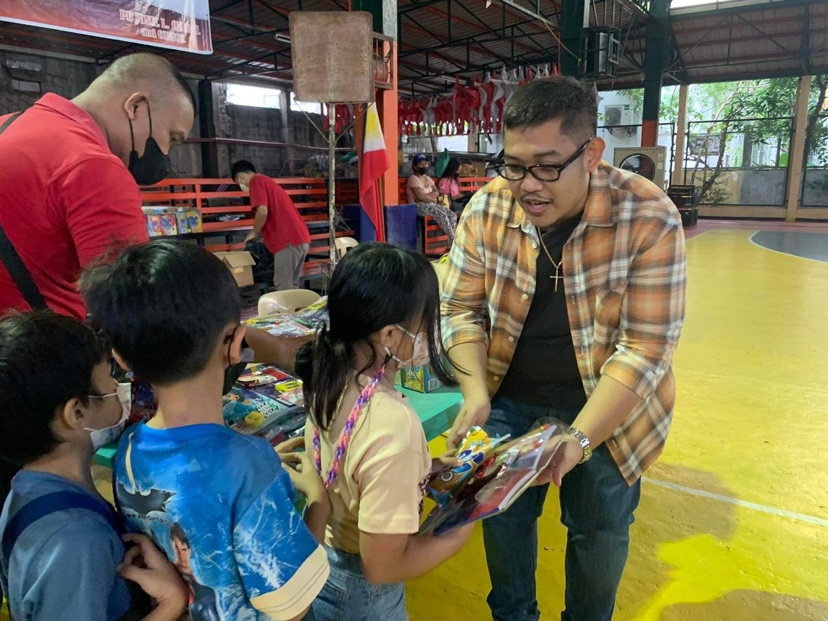 PapaDudut's tweet photo. Sa mga kabataan at estudyante ang kahilingan ko sa Diyos ay maabot nyo ang inyong mga pangarap! ❤️❤️❤️ #PapaDudut #BarangayFairview #QuezonCity
Salamat sa aking mga kasama kanina sa mga magulang at mga guro. https://t.co/DtJXpTnND6