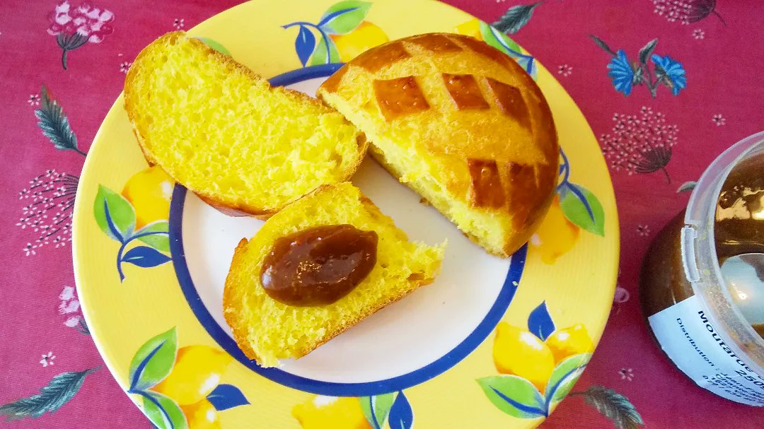 Noisette_Bakery's tweet photo. Bénichonはフリブールの伝統的なお祭りの名前でもあります。そのお祭りの間、朝食に食べるのがcuchauleとmoutarde de Bénichonの組み合わせです。

#スイスパン
#cuchaule
#swissbread 
#painsuisse 
#schweizerbrot https://t.co/58OyojzGVU