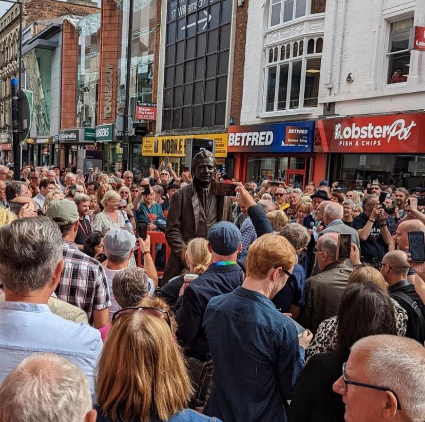 What a way to mark International Beatleweek 2022! 👏 #IBW22

Today the new statue of legendary Beatles manager Brian Epstein was unveiled to the public.

Read more ↓

liverpoolbidcompany.com/brian-epstein-… 

📸 <a href="/beatlesmuseum_/">Liverpool Beatles Museum</a>