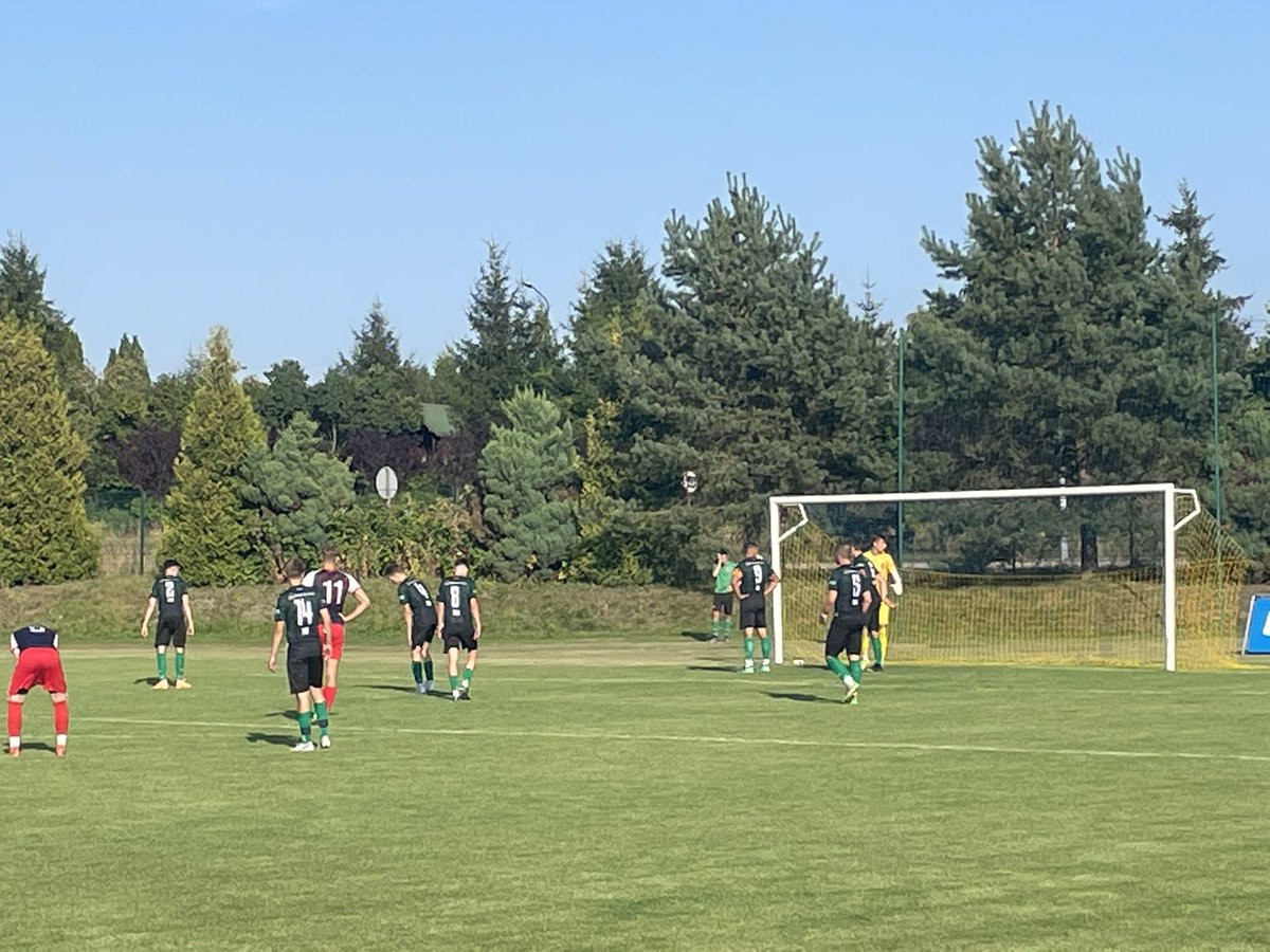 MOSPbialystok's tweet photo. ⚽️W kolejnym meczu 4 ligi wygrywamy z Dębem Dąbrowa Białostocka 2-1👌Dopisujemy 3 punkty po bramkach nowy „Goleador” @jakub_wolosik i stary „Bombardier” Mateusz Karol⚽️👌 Gratulujemy‼️ @wojpodlaskie @KsepkaB @GalaktycznyFut1 @DDBialystok @porannypl Co na to @PiotrWolosik ?🤔 https://t.co/i4Ogd3PuPD