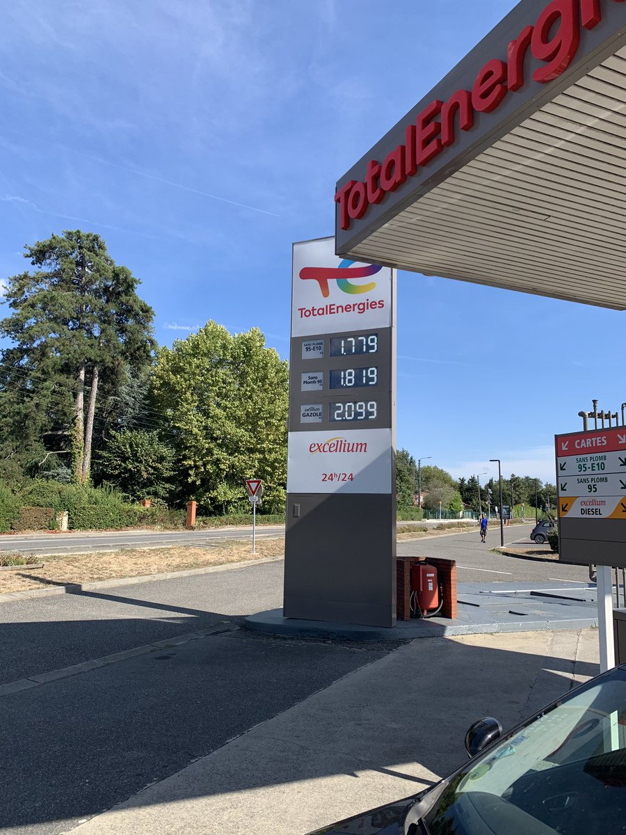 AlexandreBouchy's tweet photo. #total #labege Uniquement du gazole diesel excellium a 2,09 #arnaque #inflation #totalenergies https://t.co/FHk7JHK32o