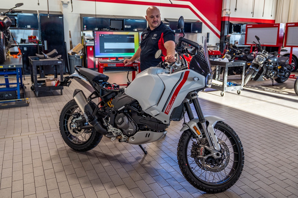 DucatiCleveland's tweet photo. The NEW Ducati DesertX 👁️🗨️👁️🗨️
We have more coming! A few still available, so contact our sales team and claim your DesertX, these won't last long! ⬇️⬇️⬇️⬇️
📞(216) 242-7646
📧Sales@DucatiCleveland.com
#RahalDucati #DucatiCleveland
#Ducati #DucatiCorse #DucatiUSA https://t.co/JaE9TpgiTt