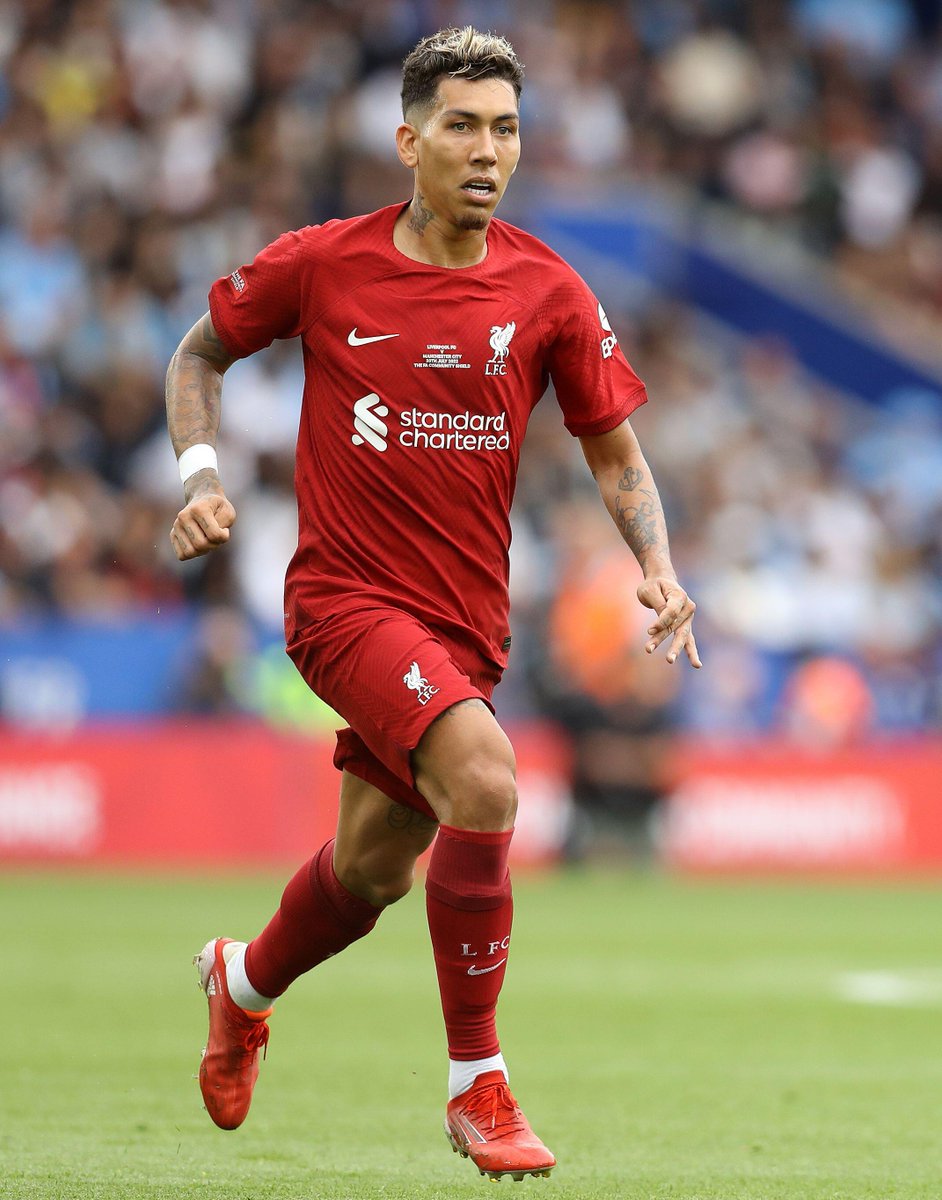 Roberto Firmino in the first half vs. Bournemouth:

100% shot accuracy 
36 touches 
10 touches in opp. box 
4 chances created 
3 assists 
2 duels won 
2x possession won 
2 shots on target 
1 goal 

Incredible. 👏