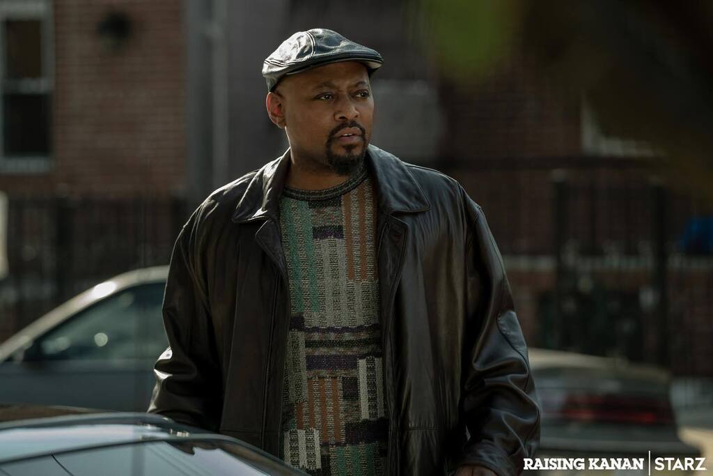 omarepps's tweet photo. Whose biz is Howard deciphering this go round? 🤔🤫🤔
Find out on an all new ep of #RaisingKanan!
Midnight tonight on #StarzGetTheApp 
🔥🔥🔥
Tmrw 9pm ET on @starz!
Make sure you tap in! 
#GLG 🔥🚦🔥
#TheGoldInTheEra https://t.co/TE1fuAK0mk https://t.co/qubawYRs7Z