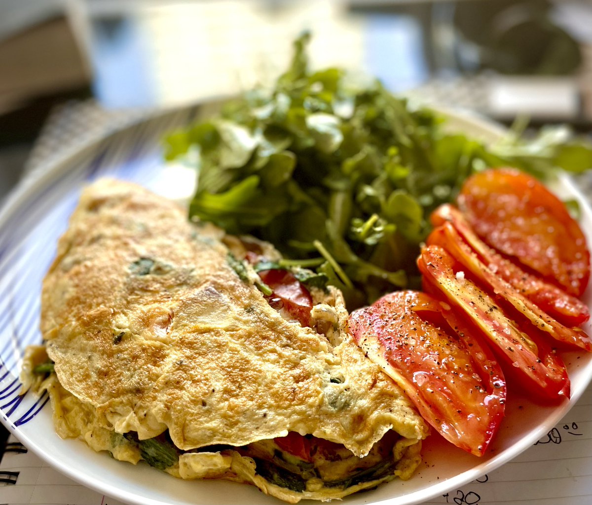 DrShwaldo's tweet photo. White anchovy, tomato, spinach, red onion, and aged Gouda omelette.  Heirloom tomato, baby arugula. Champagne vinaigrette.
.
#healthybreakfast #healthyrecipes #healthylifestyle #breakfastideas https://t.co/XrIqyM4cvr