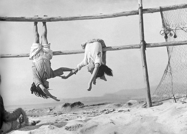 zarandillo's tweet photo. Sergio Larrain, 1956: Las hijas del pescador. https://t.co/YbtJshARo5