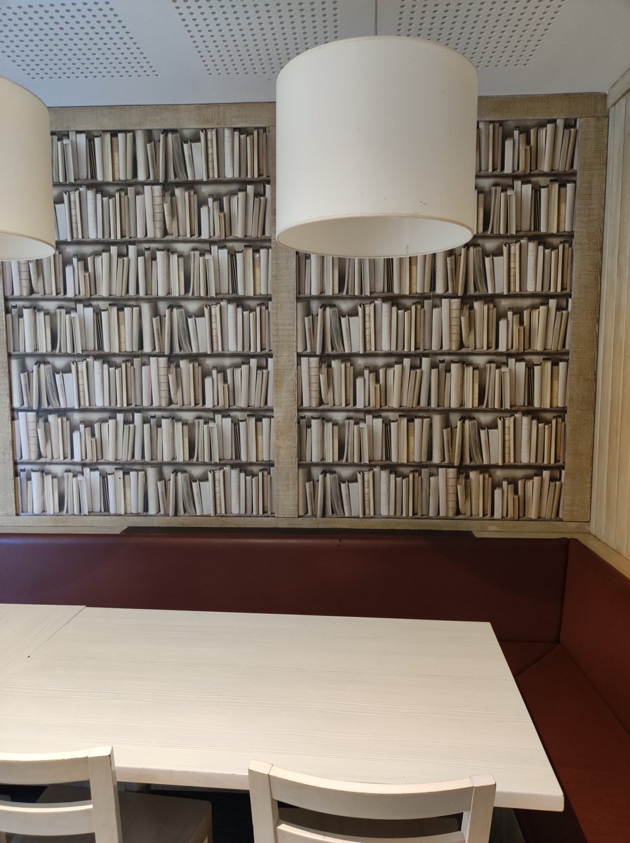 marcelalbet's tweet photo. La biblioteca com decorat https://t.co/tzjAVt0cps