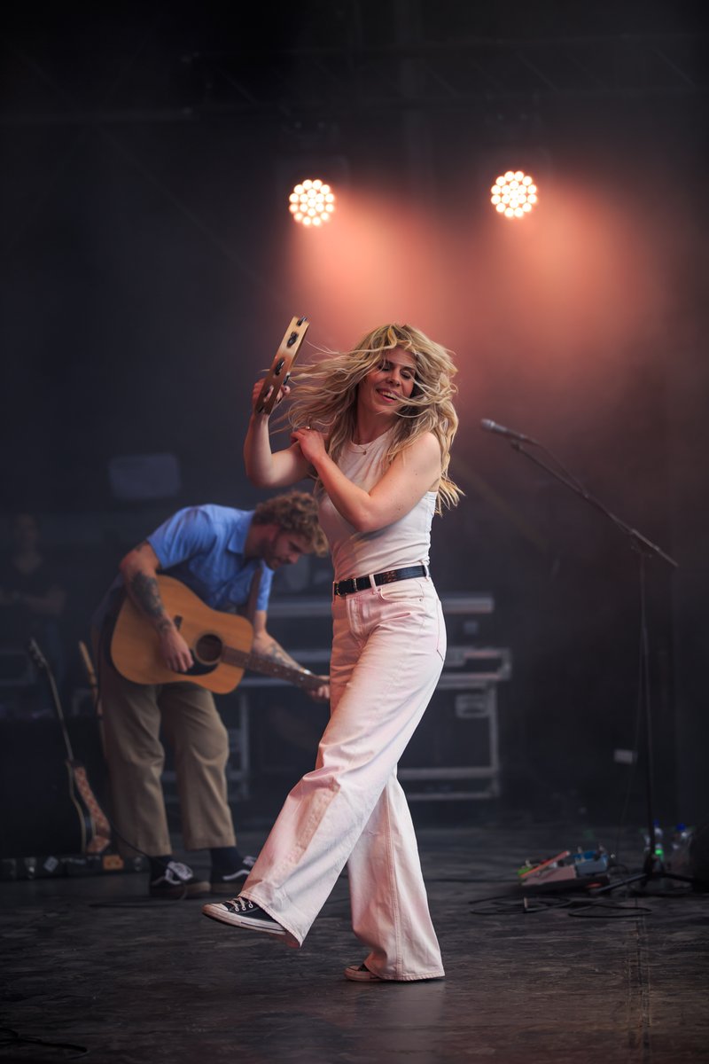 Terwijl de picknick nog even doorgaat, trapt <a href="/whoisBlackbird/">BLACKBIRD</a> af op MAIN! En er volgt nog heel veel moois! Check het programma op zomerparkfeest.nl/programma/ of download de app!
📸: Rianne Nijsen Photography