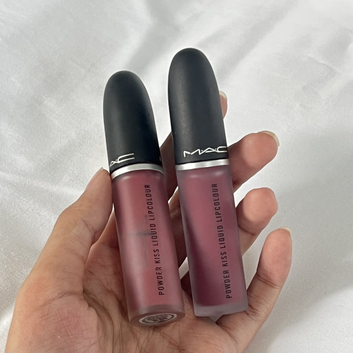 itfeelstory's tweet photo. ลิป MAC รุ่นที่ชอบมาก ซื้อซ้ำ 3 แท่งแล้ว สี date-maker น้องเป็นเนื้อพาวเดอร์ กัมมะหยี่ ทาแล้วปากยังชุ่มฉ่ำ แต่เห็นเป็นเนื้อแมท ชอบมากๆ ไม่ค่อยหนักปากแล้วสีตุ่นสวยมาก แนะนำคับ ทาตาทาแก้มก็สวย จึ้ง! https://t.co/OeP6EYGWNR 🫶🏻 https://t.co/jnMtTZj8xz