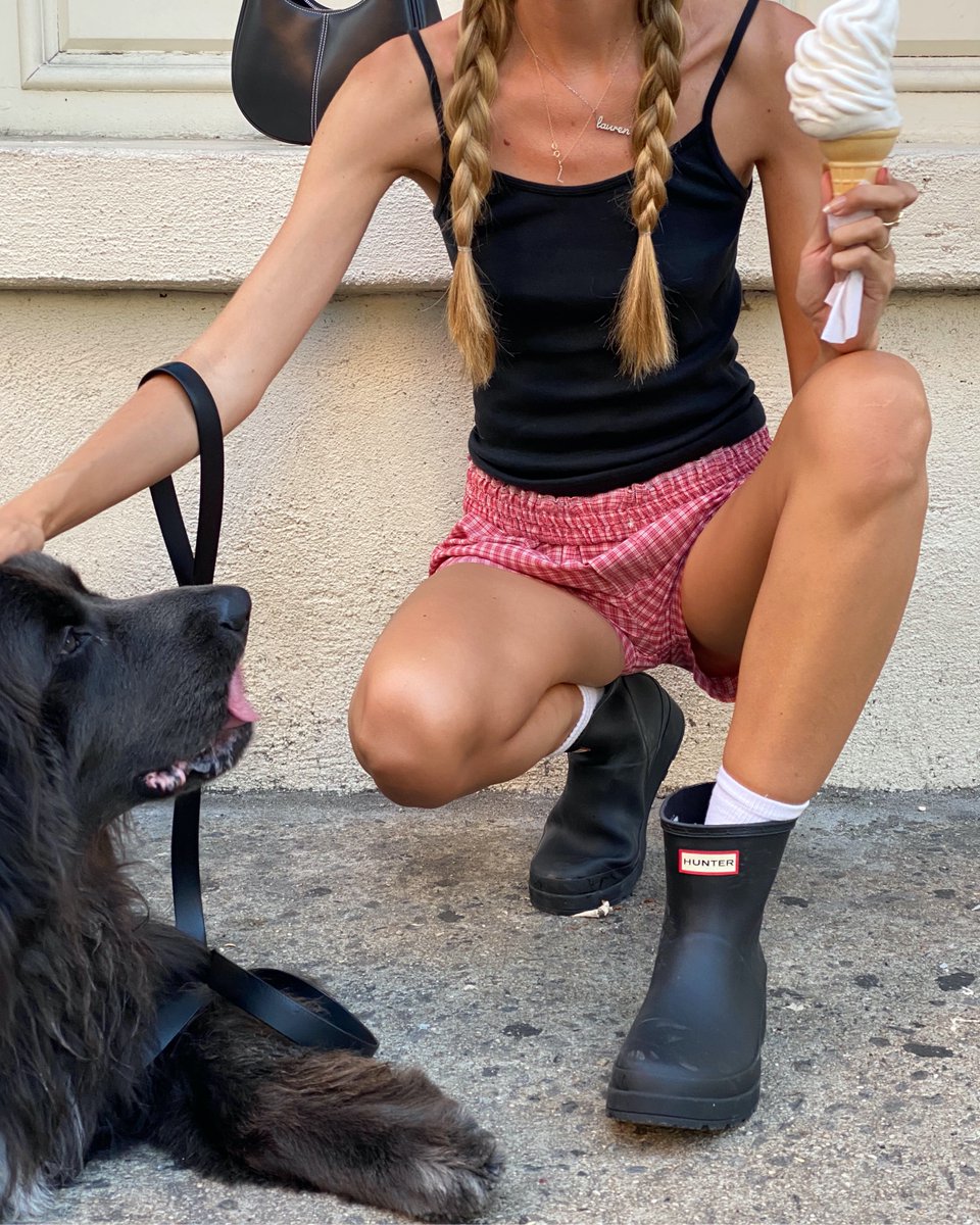 HunterBoots's tweet photo. The perfect New York summer day with Lauren Ladnier wearing our PLAY Boots in black 🍦☀️

Shop our lightweight, any-season silhouette: https://t.co/gzkhRgidi5

#HunterBoots
#HunterPLAY https://t.co/s55cQF2L7D