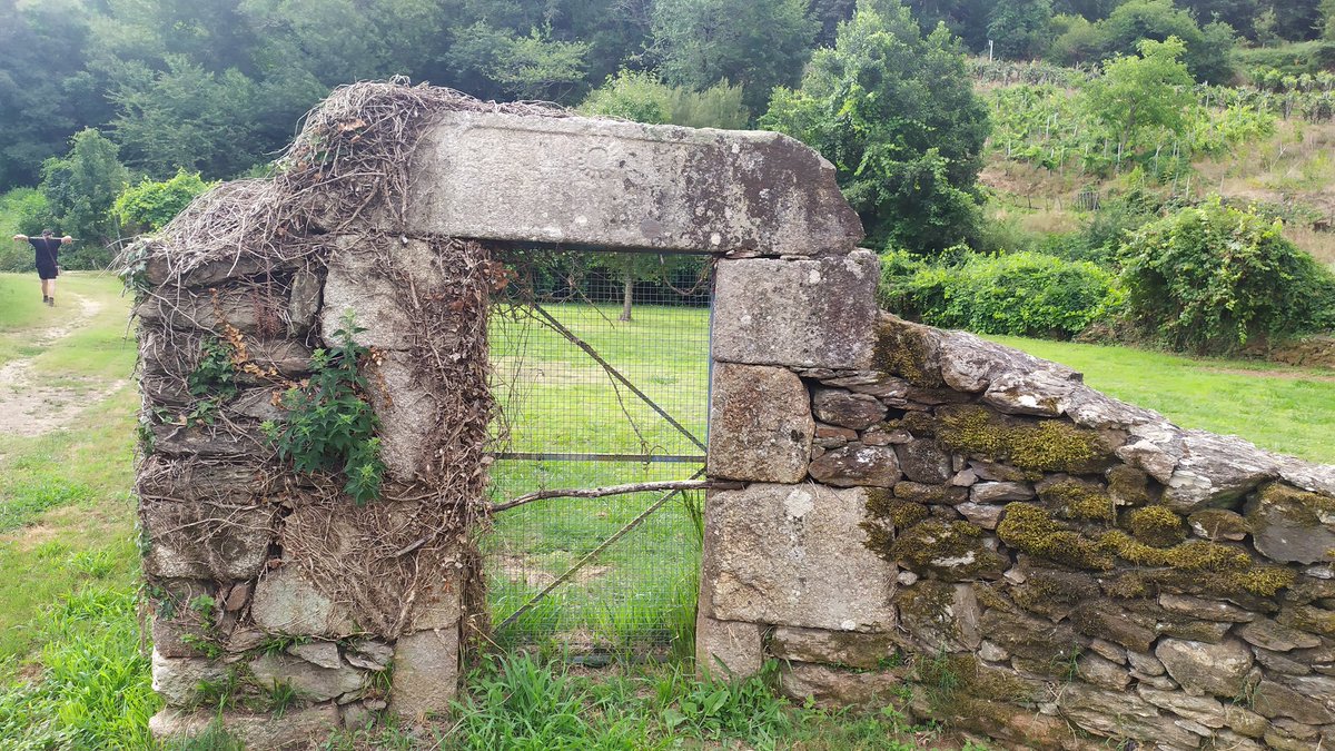 Camiñando pola parroquia de Puga (#Toén) atopamos na porta deste campo esta lumieira tan especial. Semella que nela está tepresentado un cáliz ca hostia consagrada. A saber onde estaría localizada esta peza orixinalmente!