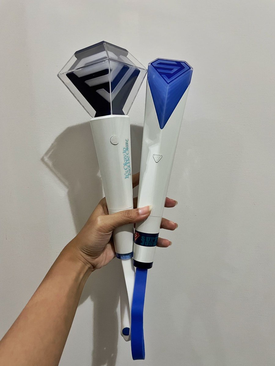 boJennn's tweet photo. FOR RENT on SS9SG : Official Super Junior Lightstick Ver. 1 and Ver. 2, only 1 for each!!
✅ Battery Included
✅ COD - meet at SIS
DM me for more info
#SS9inSG #SS9sg #SUPERJUNIOR #sewalightstick #superbong https://t.co/QRCpwKfRfD