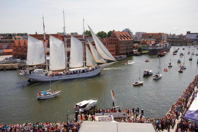 PolskaMorska's tweet photo. Od wczoraj do poniedziałku, 29 sierpnia na Ołowiance i wzdłuż nabrzeży Motławy trwa międzynarodowy Zlot Żaglowców #BalticSail Gdańsk 2022. Przypłynęły żaglowce, nie zabrakło muzyki szantowej oraz inscenizacji historycznych z udziałem rekonstruktorów. https://t.co/AoBQg31t6f. https://t.co/WR5IgCD5xv