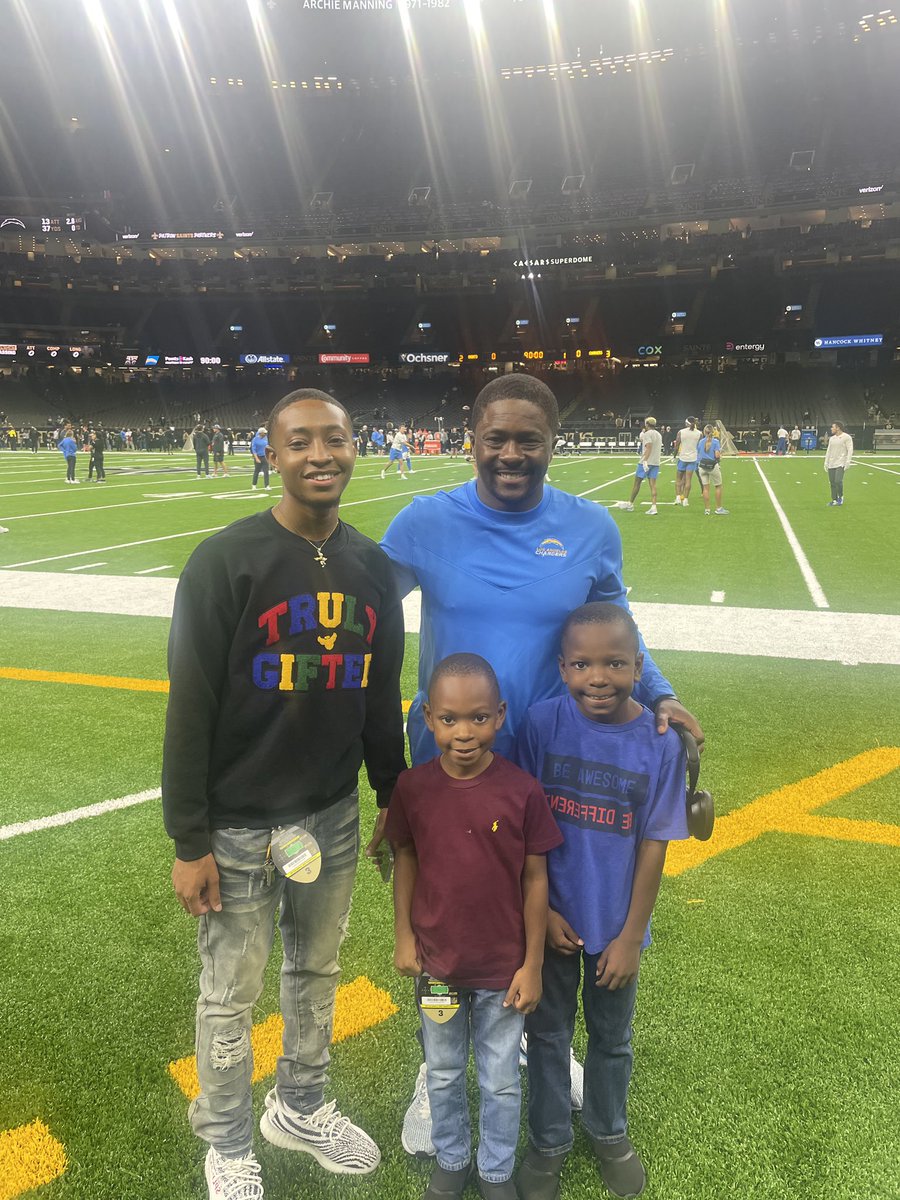 DeVonLockett10's tweet photo. When your brother @CoachD_Foster come through with the sideline credentials. Great memories for the boys. #1stnflgame #parrain #trulygifted https://t.co/6zYoqGiWpL