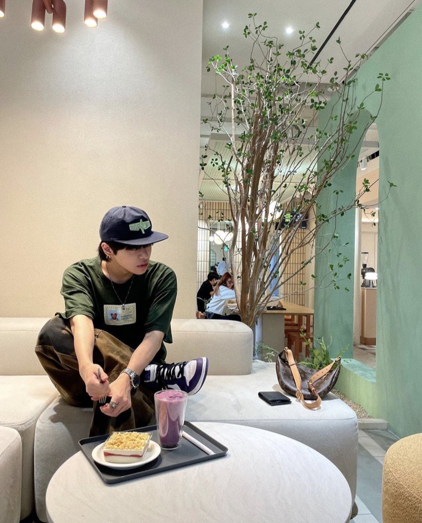 leonim02's tweet photo. ชุดที่ลีโอลงในไอจีวันนี้ เหมือนกับที่แฟนคลับได้ถ่ายรูปด้วยเลย https://t.co/cj4NQGqaSV