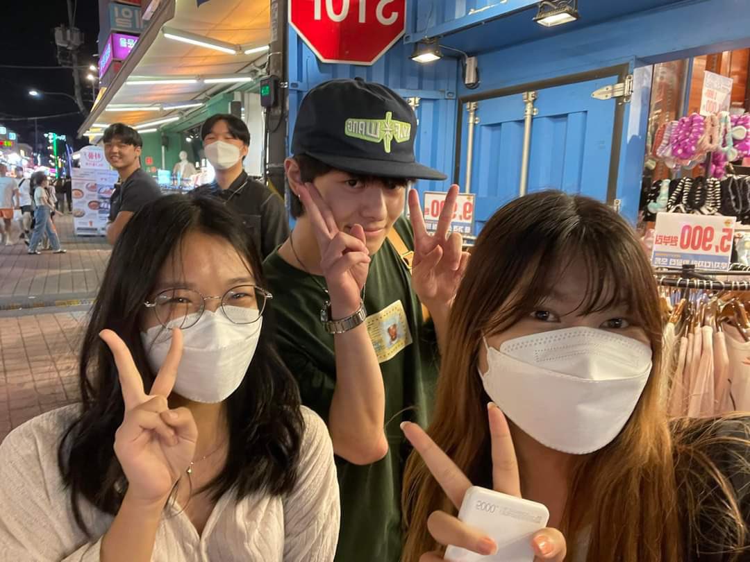 leonim02's tweet photo. ชุดที่ลีโอลงในไอจีวันนี้ เหมือนกับที่แฟนคลับได้ถ่ายรูปด้วยเลย https://t.co/cj4NQGqaSV