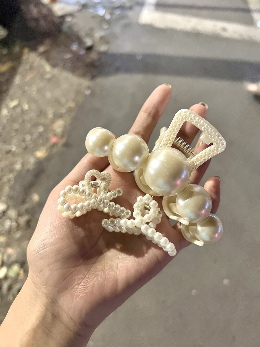 jhoannagracec's tweet photo. Hello, Davao pips! If u’re at Roxas night market and wants to buy hair accessories, consider buying from the lola at the exit. P50 lang for the big clips and P30 for the small pairs😊 https://t.co/xXm7WgIB2g
