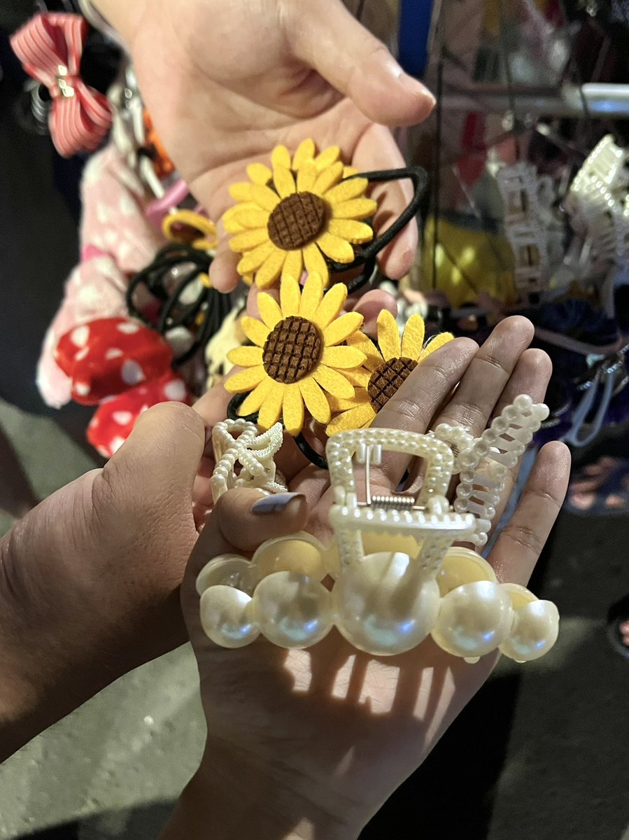 jhoannagracec's tweet photo. Hello, Davao pips! If u’re at Roxas night market and wants to buy hair accessories, consider buying from the lola at the exit. P50 lang for the big clips and P30 for the small pairs😊 https://t.co/xXm7WgIB2g